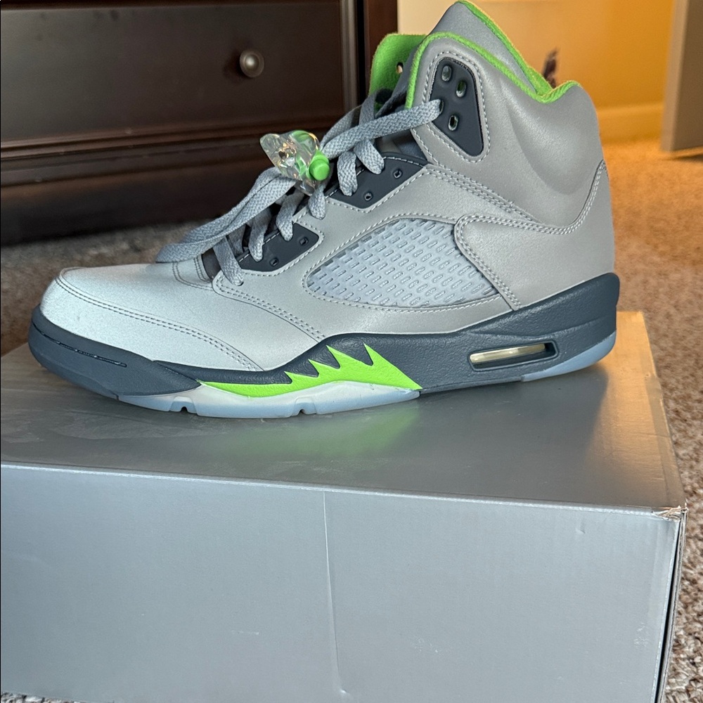 Men's size 9.5 Air Jordan Retro 
Excellent condition, worn twice